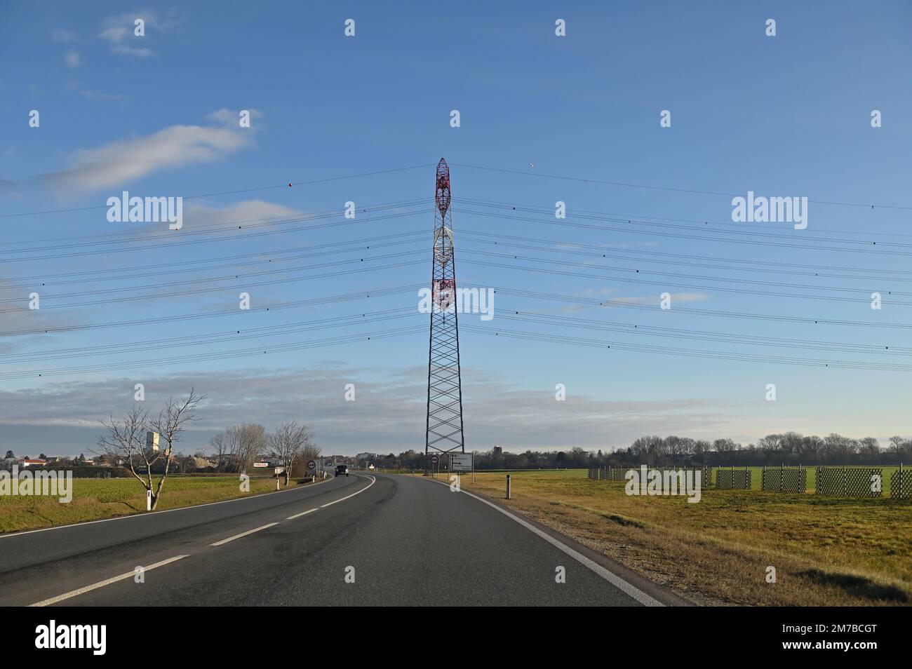 Niederösterreich, Österreich. Ubertragungspylon in Marchfeld in Niederösterreich Stockfoto