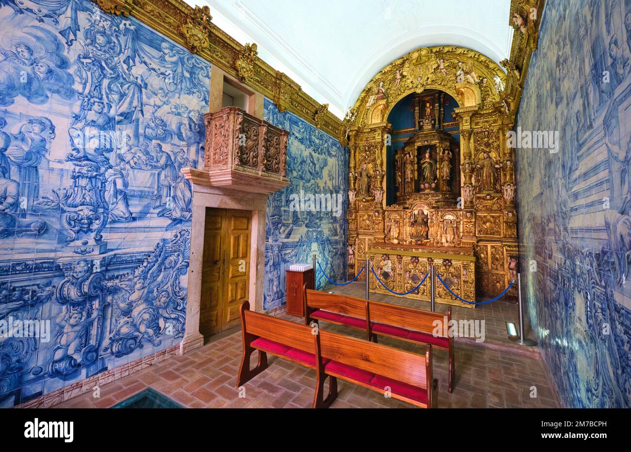 Innenansicht der kleinen Kapelle mit reich geschnitzten, goldenen Holzaltar und dem berühmten Azulejo, blauen Fliesenwänden. In der Ermida de Nossa Senhora da Conceic Stockfoto