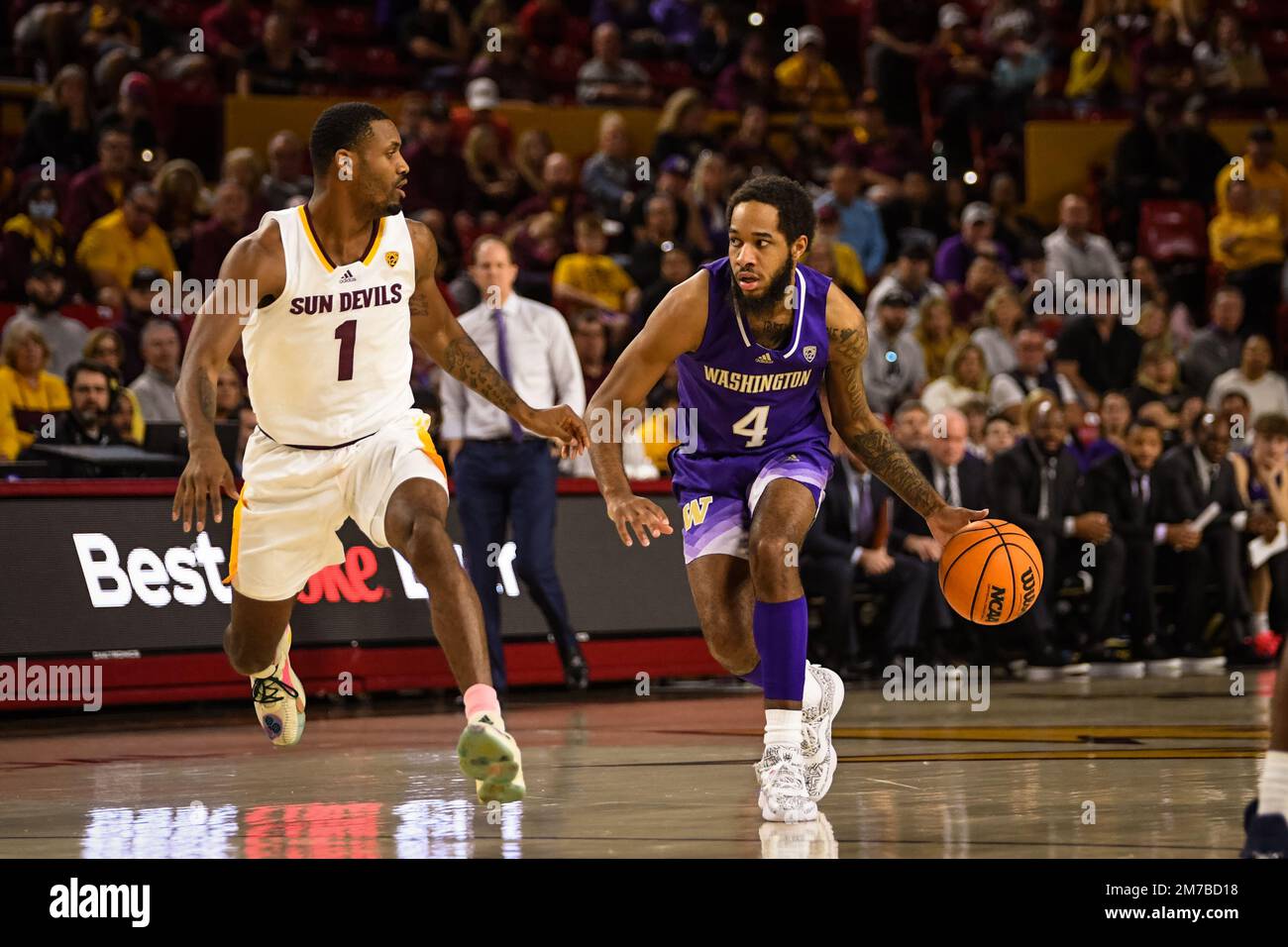 Der Wachmann der University of Washington, PJ Fuller II (4), fährt in der ersten Hälfte des NCAA-Basketballspiels gegen Arizona State in Tempe, Ari, in Richtung Basketball Stockfoto