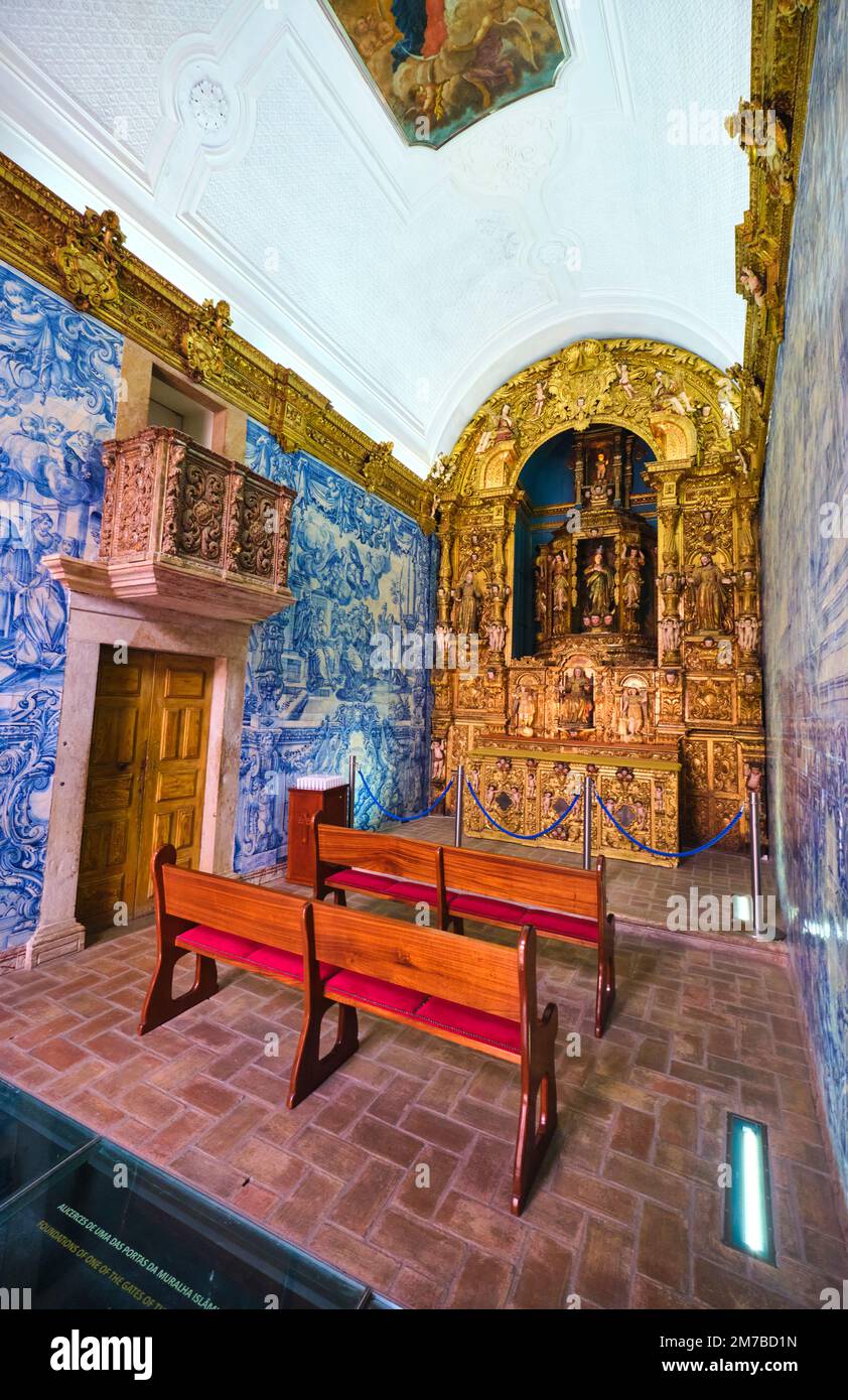 Innenansicht der kleinen Kapelle mit reich geschnitzten, goldenen Holzaltar und dem berühmten Azulejo, blauen Fliesenwänden. In der Ermida de Nossa Senhora da Conceic Stockfoto