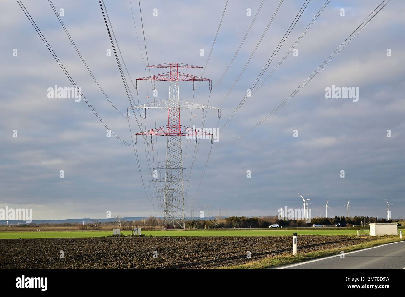 Niederösterreich, Österreich. Ubertragungspylon in Marchfeld in Niederösterreich Stockfoto