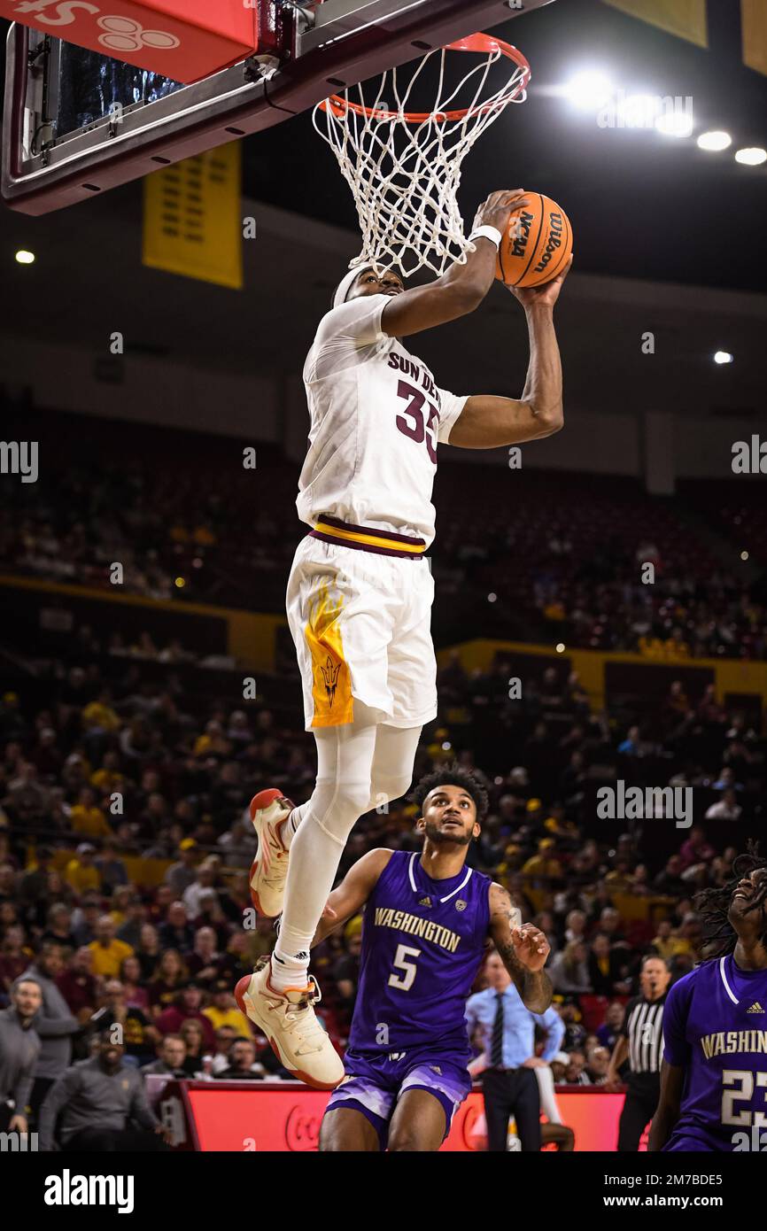 Arizona State Guard Devan Cambridge (35) taucht in der zweiten Hälfte des NCAA-Basketballspiels gegen die University of Washington in Tempe ein. Stockfoto