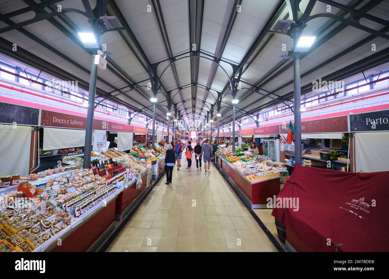 Ein Blick in einen der Gänge des Metallschuppengebäudes. Im Mercado Municipal de Loulé, zentraler Markt in Loulé, Algarve, Portugal Stockfoto