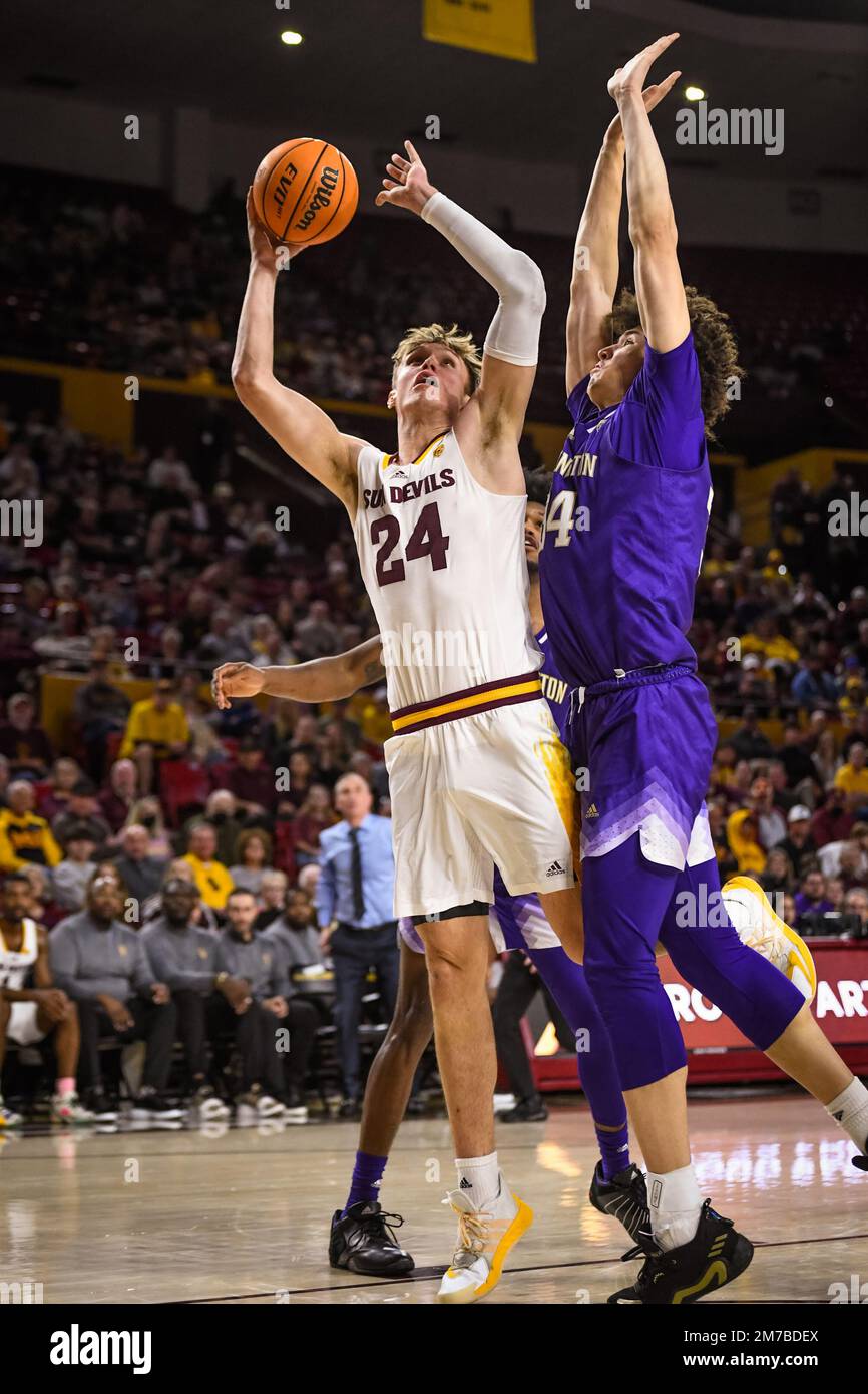 Arizona State Forward Duke Brennan (24) versucht in der zweiten Hälfte des NCAA-Basketballspiels gegen die University of Washington in Tempe, Ariz, einen Schuss Stockfoto