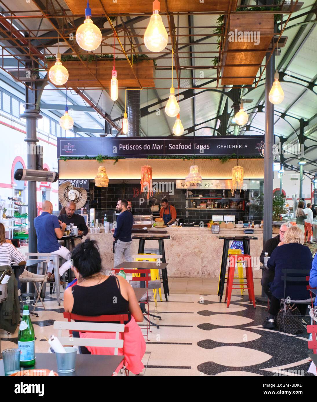 Eines der Cafés, Mittagessen, Essbereiche, serviert Tapas. Im Mercado Municipal de Loulé, zentraler Markt in Loulé, Algarve, Portugal, Europa. Stockfoto