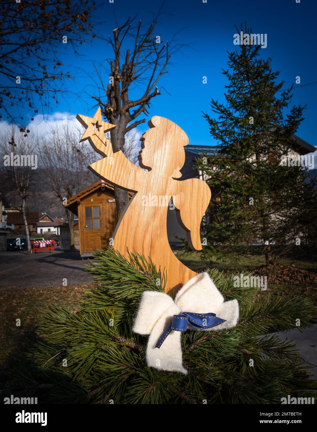 Eine hölzerne Figur eines kleinen Engels im Dorf Sutrio, Italien, bekannt für seine Outdoor-Ausstellungen von Weihnachtskrippen Stockfoto