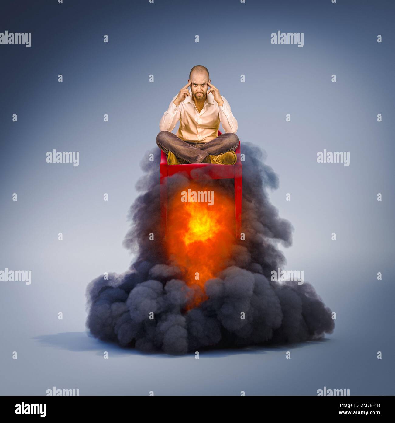 Ein nachdenklicher Mann, der auf einem Stuhl sitzt und mit Flammen und Rauch abhebt. Stockfoto