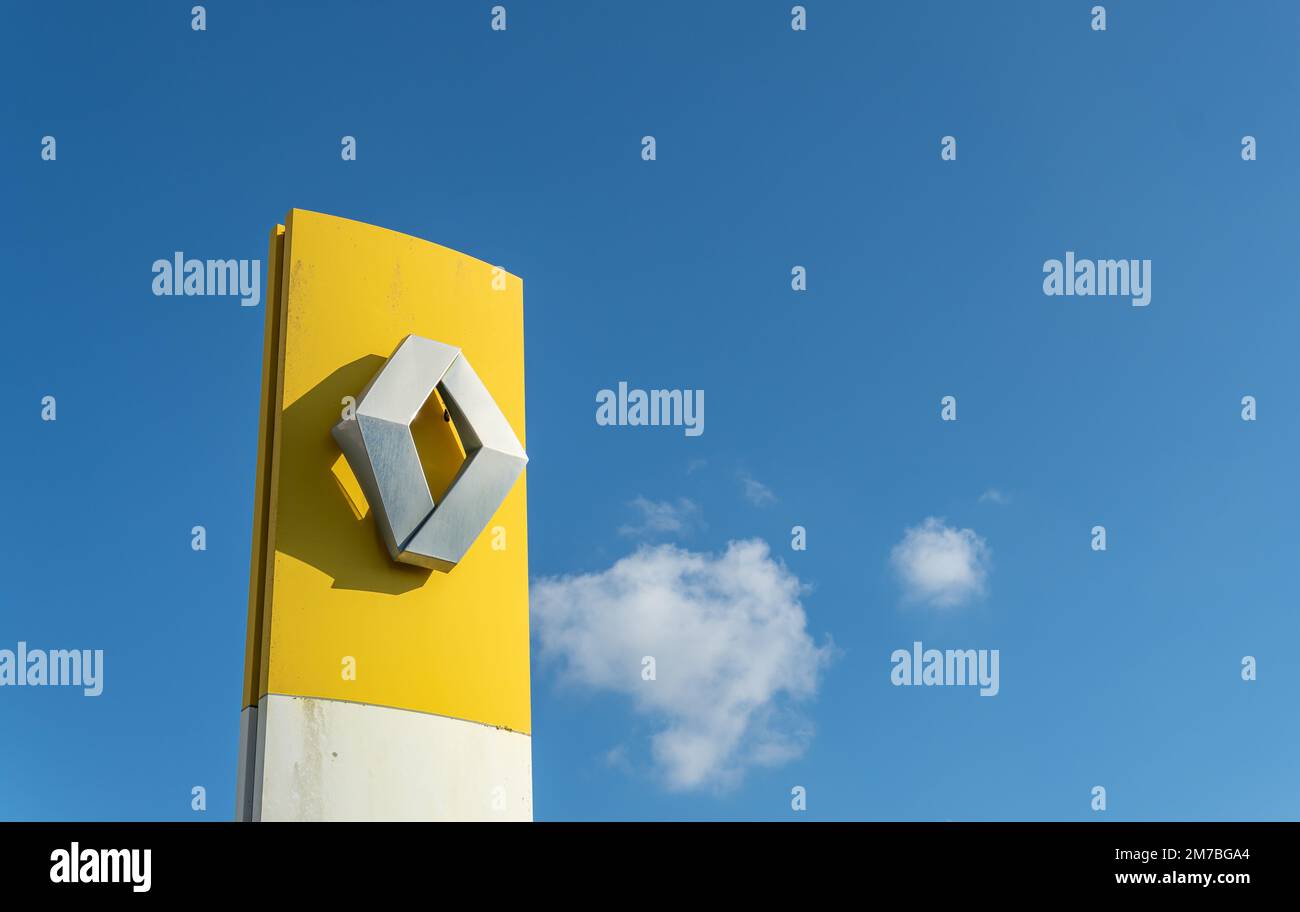 Felanitx, Spanien; januar 04 2023: Symbol des multinationalen Automobilherstellers Renault an einem sonnigen Morgen. Insel Mallorca, Spanien Stockfoto