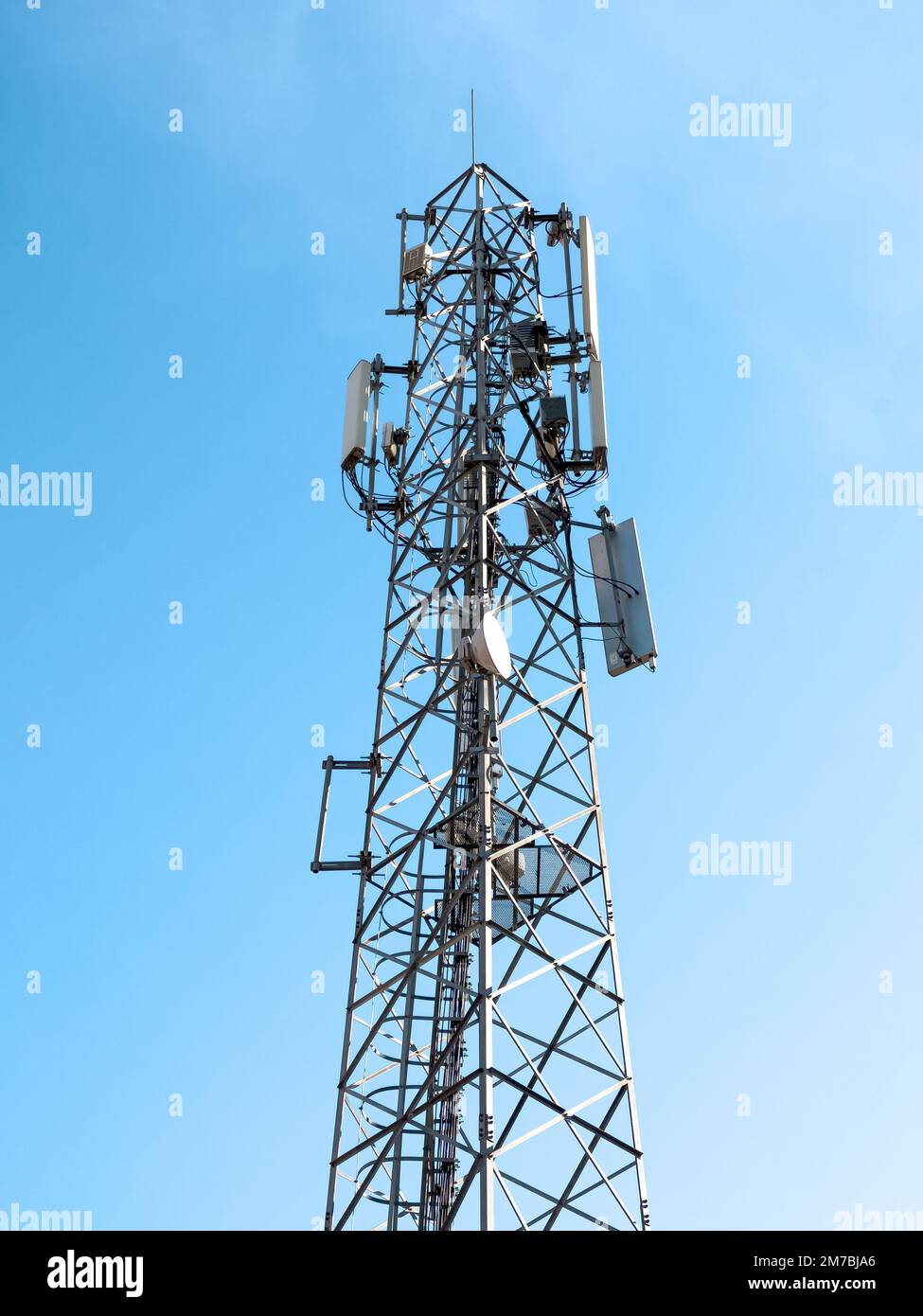 Telekommunikationssignalturm, der an einem sonnigen Tag Telefon- und Fernsehsignale aussendet Stockfoto