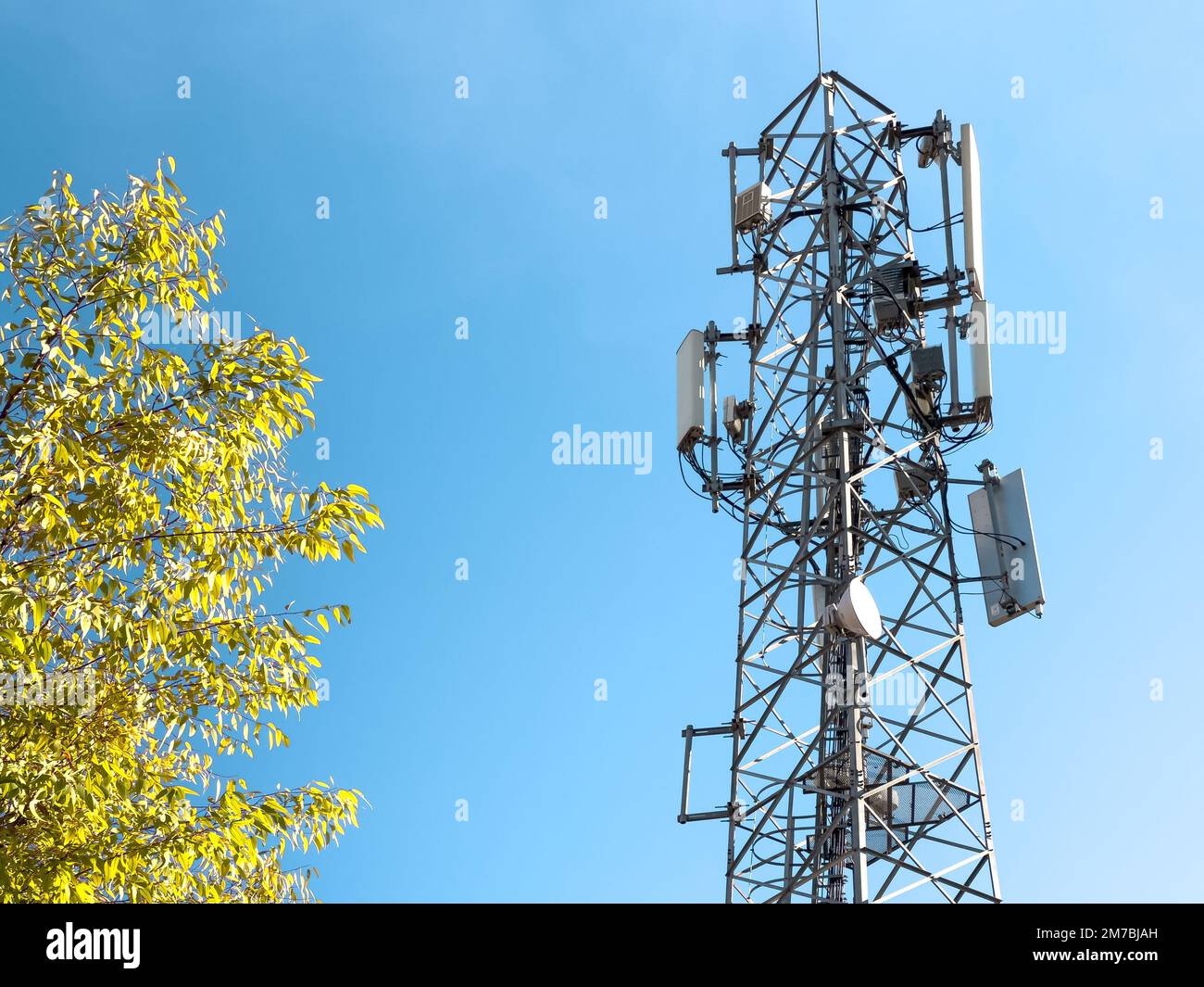 Telekommunikationssignalturm, der an einem sonnigen Tag Telefon- und Fernsehsignale aussendet Stockfoto