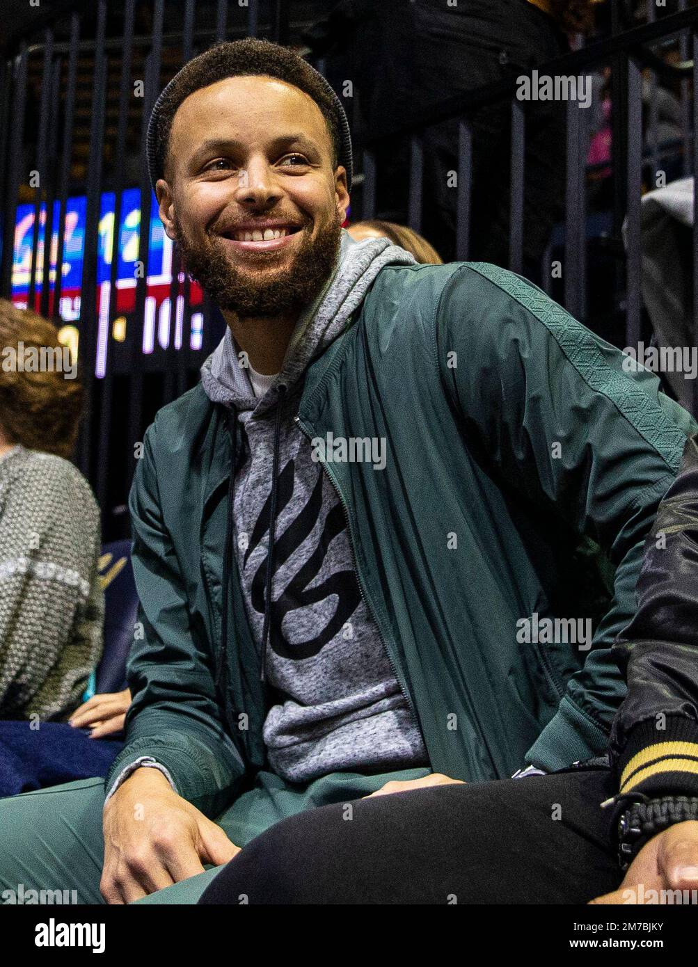 Haas Pavilion Berkeley Calif, USA. 08. Januar 2023. CA U.S.A. Die Golden State Warriors Stephen Curry nehmen am NCAA Women's Basketballspiel zwischen Stanford Cardinal und den California Golden Bears Teil. Stanford besiegte California 60-56 im Haas Pavilion Berkeley Calif Thurman James/CSM/Alamy Live News Stockfoto