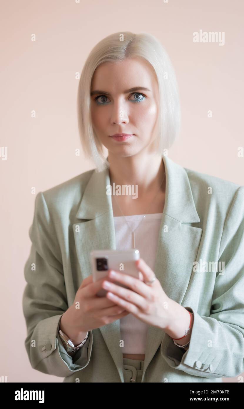 Junge Frau las Nachrichten auf dem Smartphone. Stockfoto