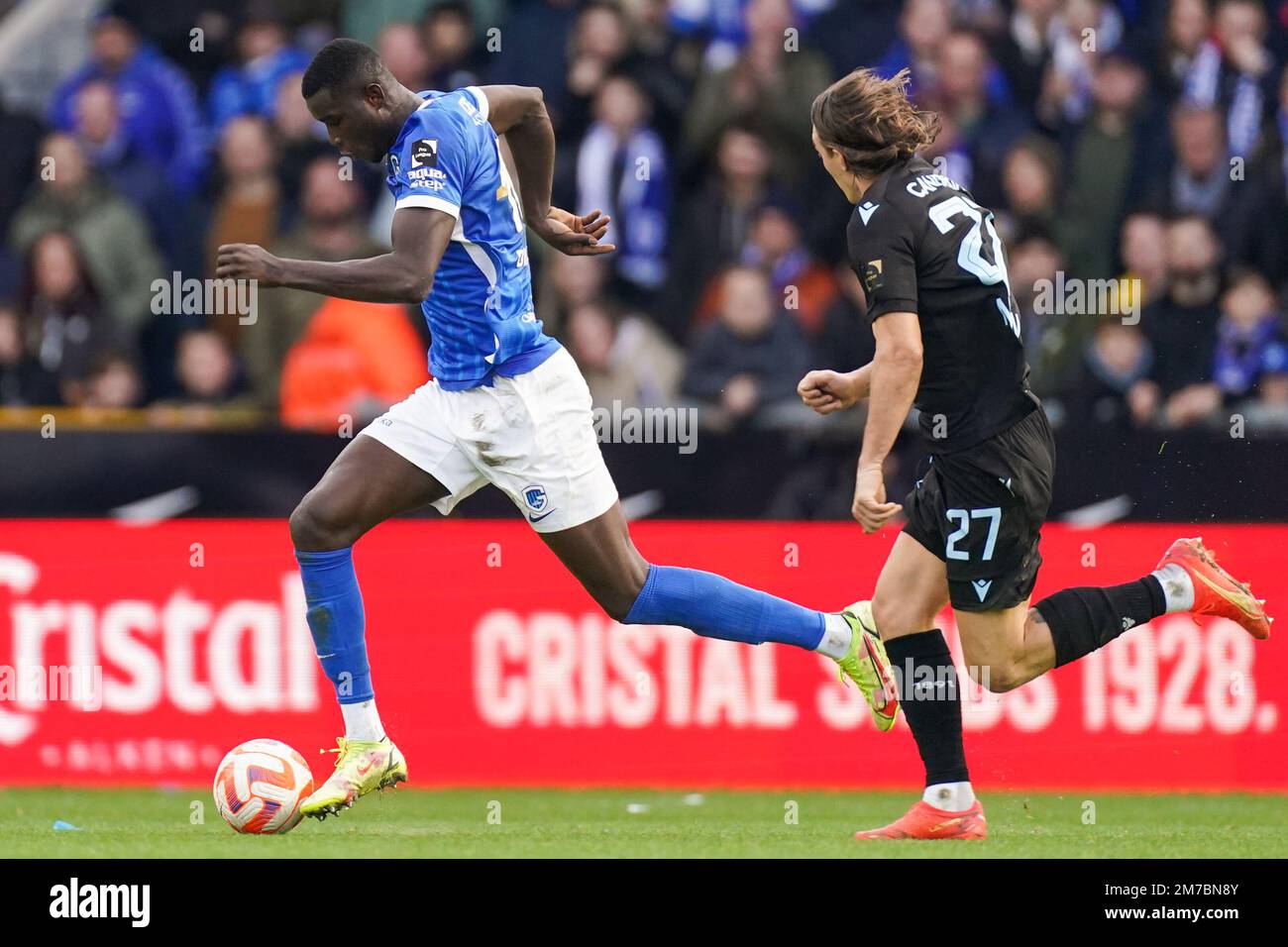 GENK, BELGIEN - JANUAR 8: Paul Onuachu von KRC Genk kämpft am 8. Januar 2023 in Genk, Belgien, um den Ball mit Casper Nielsen vom Club Brugge KV während des Spiels der Jupiler Pro League zwischen KRC Genk und Club Brugge in der Cegeka Arena (Foto: Joris Verwijst/Orange Pictures) Stockfoto