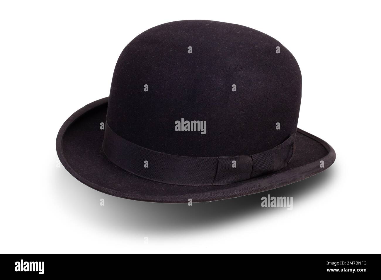 Schwarzer Bowler-Hut mit abgewinkeltem Schattenblick, isoliert auf weißem Hintergrund Stockfoto