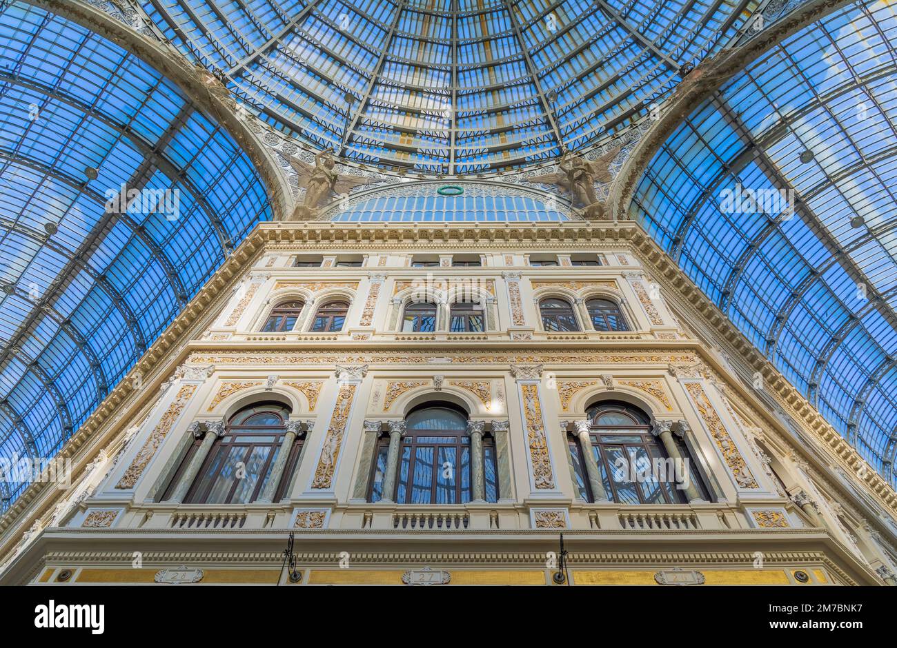 Das Innere der Galleria Umberto I in Neapel, Süditalien. Stockfoto