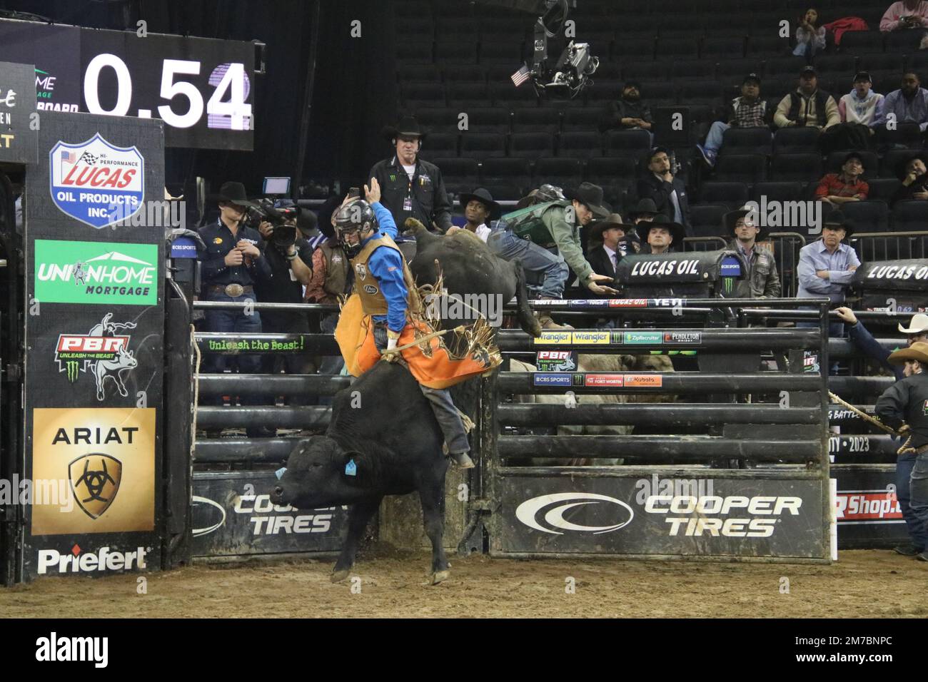 New York, USA. 08. Januar 2023. The 2023 Professional Bull Riders Monster Energy Buck-Off, Madison Square Garden, 4 Penn Plaza, New York, NY 10001, 8. Januar 2023. Bei der letzten Meisterschaftsrunde des Professional Bull Riders Monster Energy Buck-Off am New Yorker Madison Square Garden 2023 haben 35 der weltbesten Bullenreiter bei der jährlichen PBR-Weltmeisterschaft in New York über 70 1-2 Tonnen schwere Eleganz-Bullen herausgefordert. Der brasilianische Jose Vitor Leme, zweimaliger Weltmeister, wurde von hinten mit dem 1. Platz ausgezeichnet. Kredit: ©Julia Mineeva/EGBN TV News/Alamy Live News Kredit: Julia Mineeva/EGBN TV Ne Stockfoto