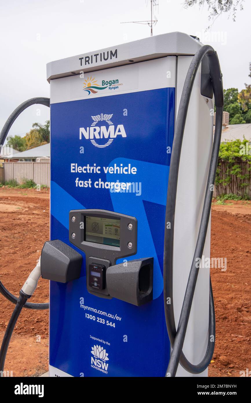 Eine Batterieladestation für Elektrofahrzeuge (EV) Tritium NRMA auf einem Parkplatz in Nyngan im Westen von New South Wales, Australien Stockfoto