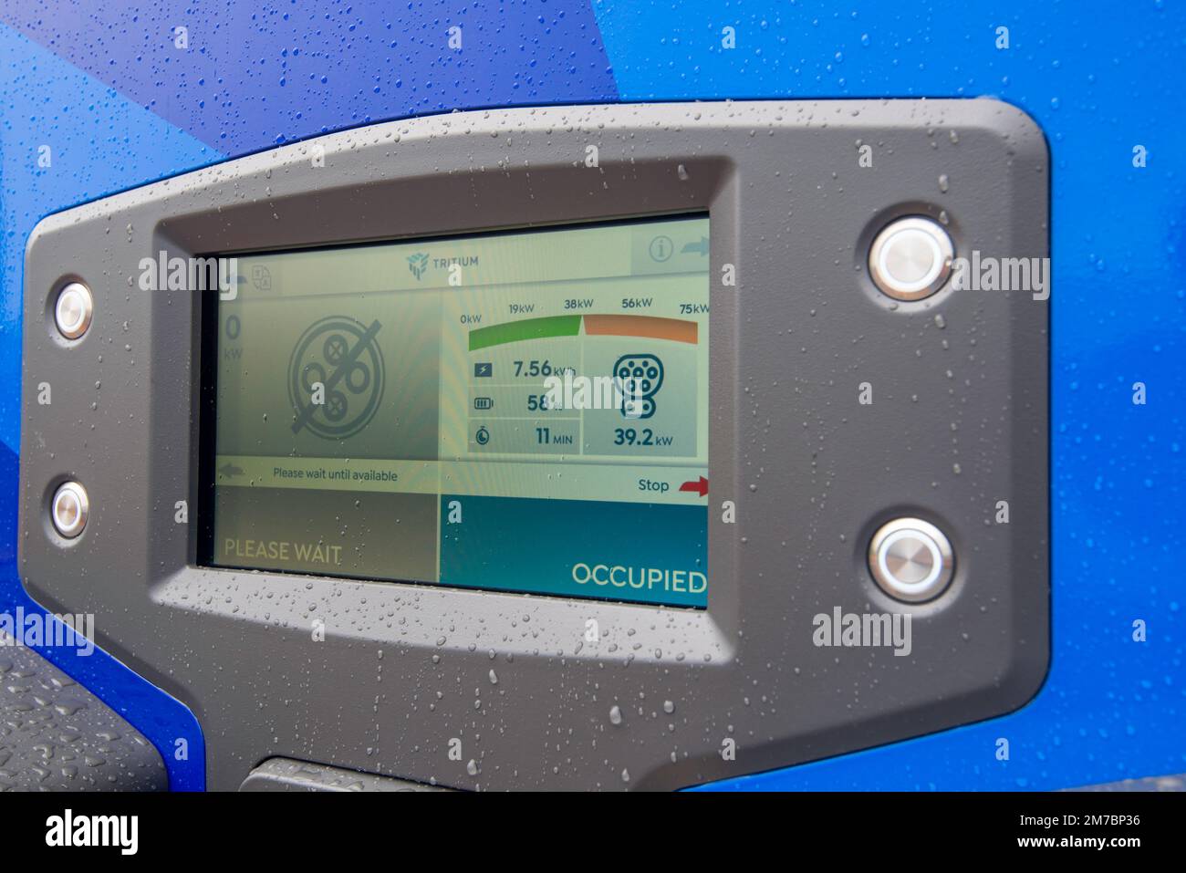 Nahaufnahme einer Anzeige an einer Tritium NRMA-Batterieladestation für Elektrofahrzeuge (EV) auf einem Parkplatz in New South Wales, Australien Stockfoto