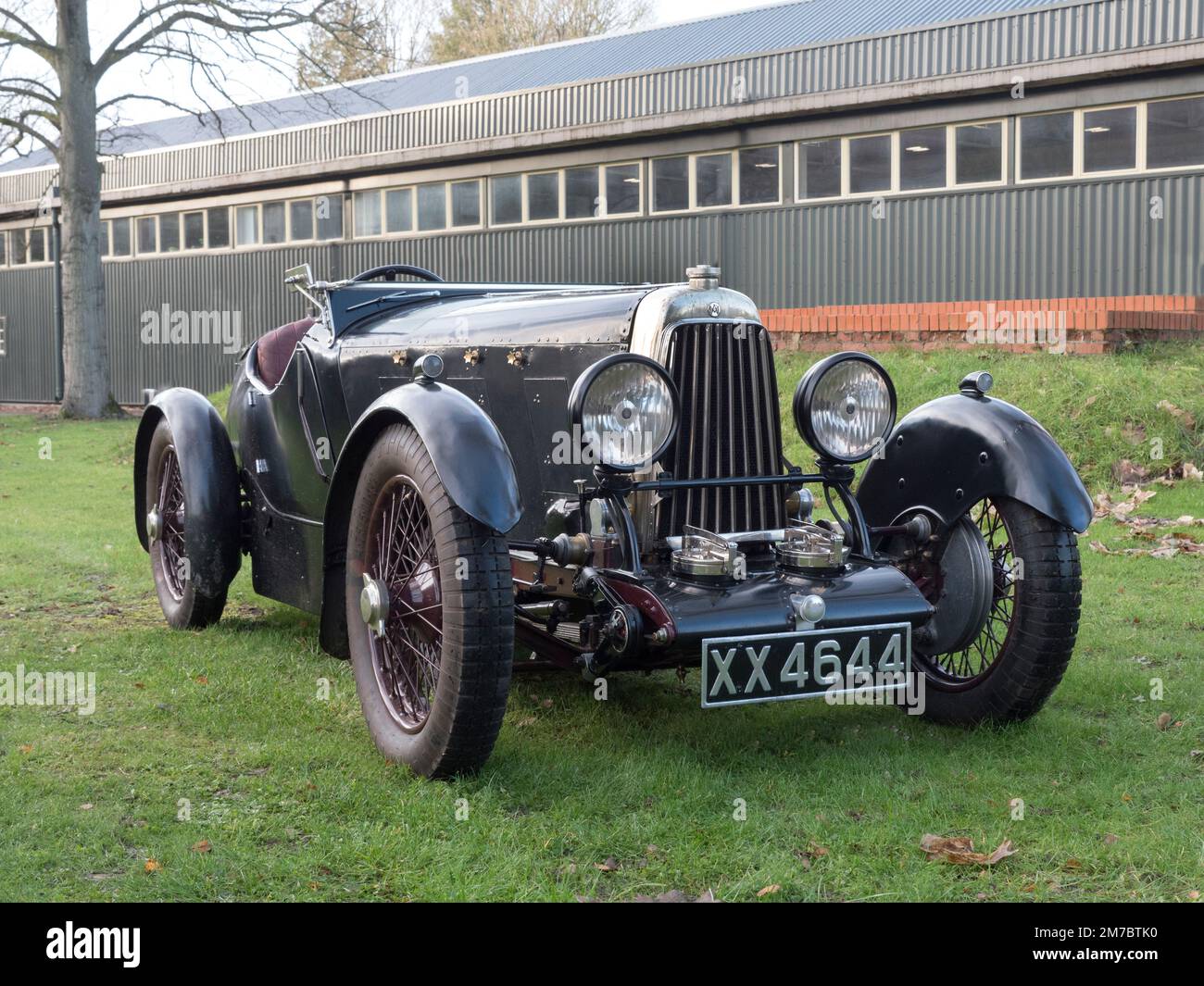 Vintage Aston Martin im Bicester Winter Scramble im Bicester Heritage Centre Oxfordshire UK Stockfoto