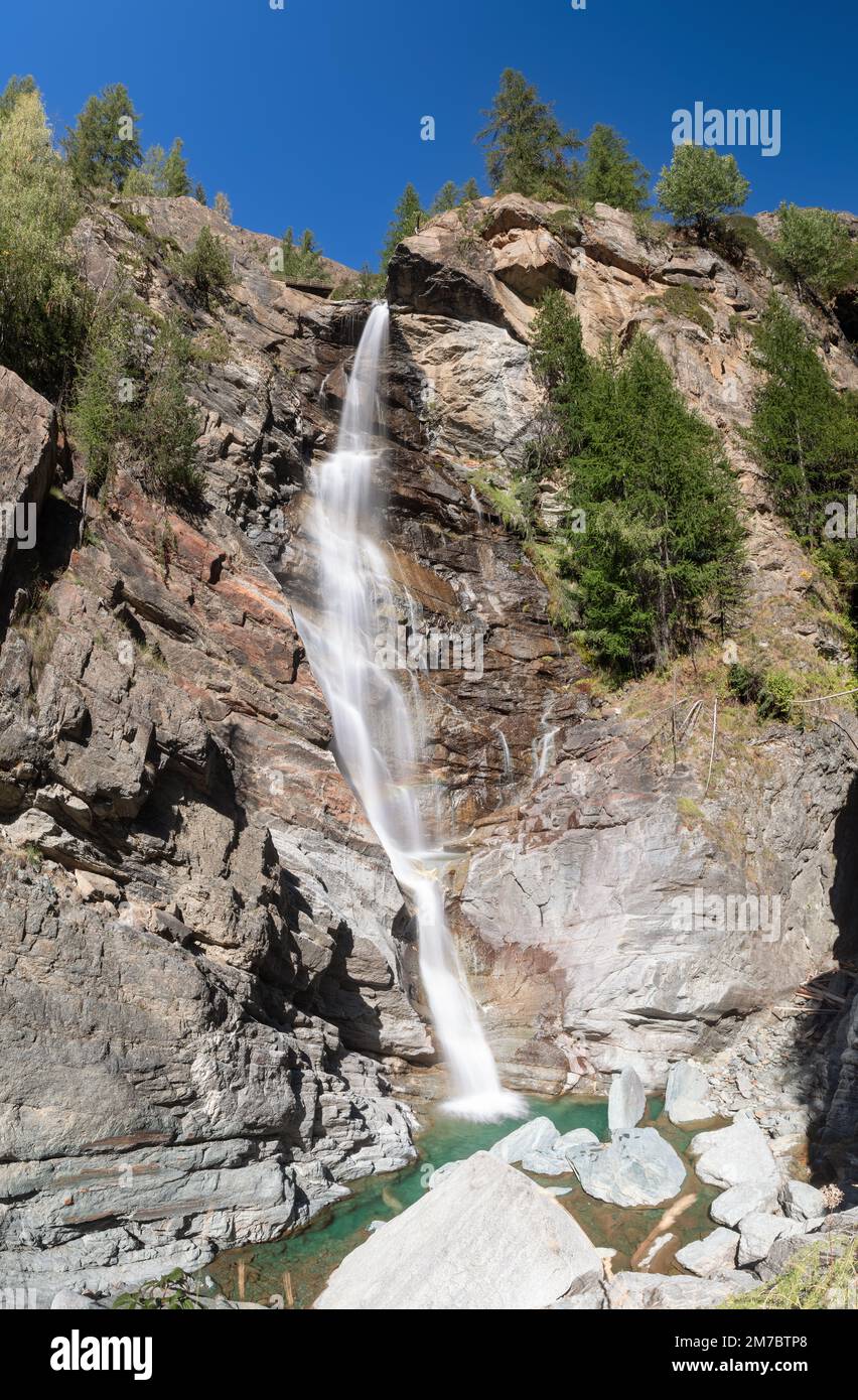 Schäumende Bäche des alpinen Lillaz-Wasserfalls (Cascate di Lillaz) stürzen sich in Granitstromschnellen zu einem kleinen Teich im Gran Paradiso Nationalpark Stockfoto