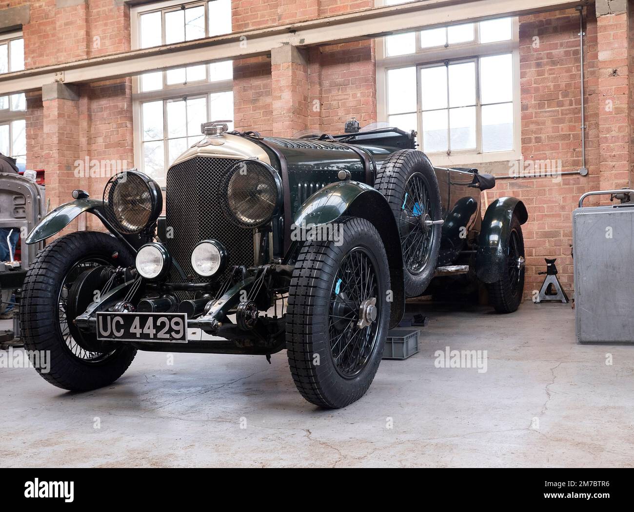 Die alte Bentley-Garage am Bicester Winter Scramble im Bicester Heritage Centre Oxfordshire UK Stockfoto