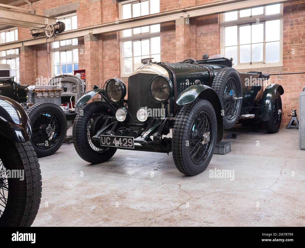 Die alte Bentley-Garage am Bicester Winter Scramble im Bicester Heritage Centre Oxfordshire UK Stockfoto