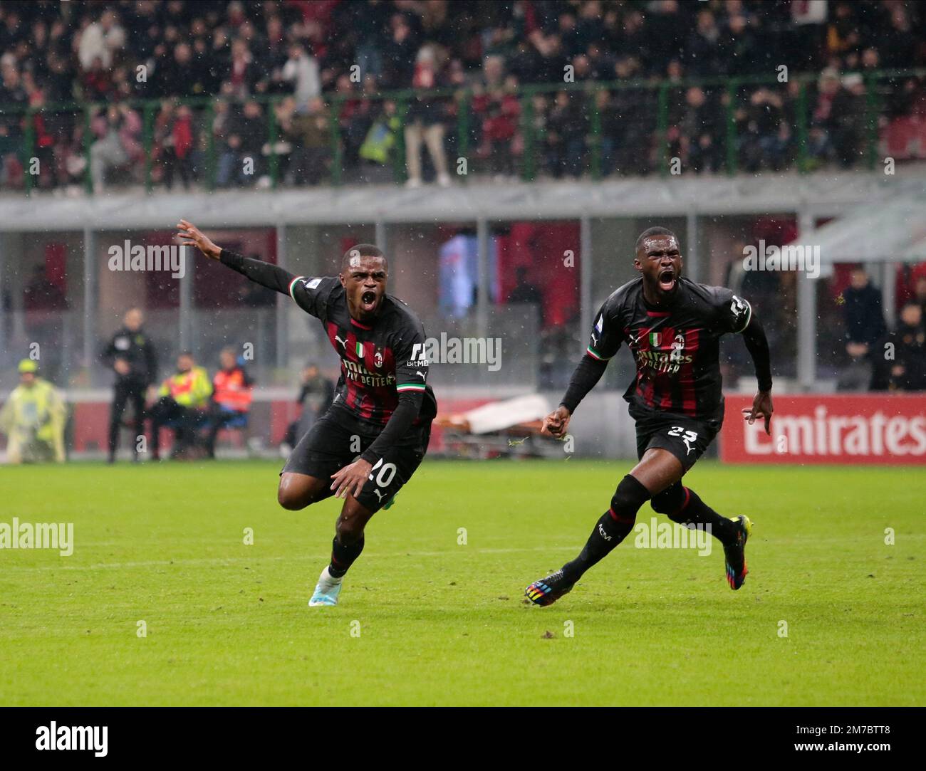 Mailand, Italien. 08. Januar 2023. Pierre Kalulu vom AC Mailand und Fikayo Tomori vom AC Mailand feiern nach einem Tor während der italienischen Serie A ein Fußballspiel zwischen dem AC Mailand und der AS Roma am 08. Januar 2023 im Stadion San Siro in Mailand, Italien. Foto Nderim Kaceli Kredit: Unabhängige Fotoagentur/Alamy Live News Stockfoto