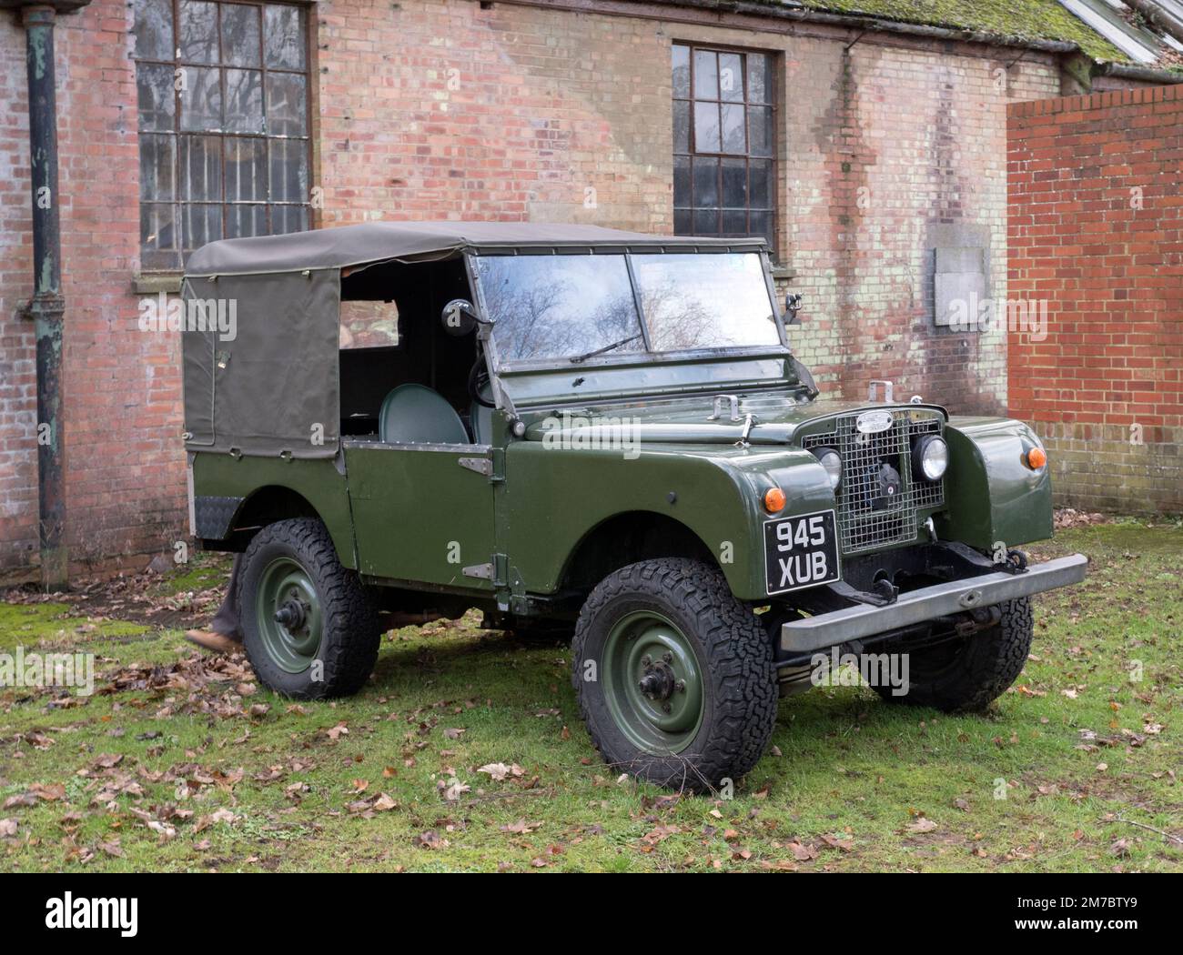 Land Rover Defender aus den 60er Jahren beim Bicester Winter Scramble im Bicester Heritage Centre Oxfordshire UK Stockfoto