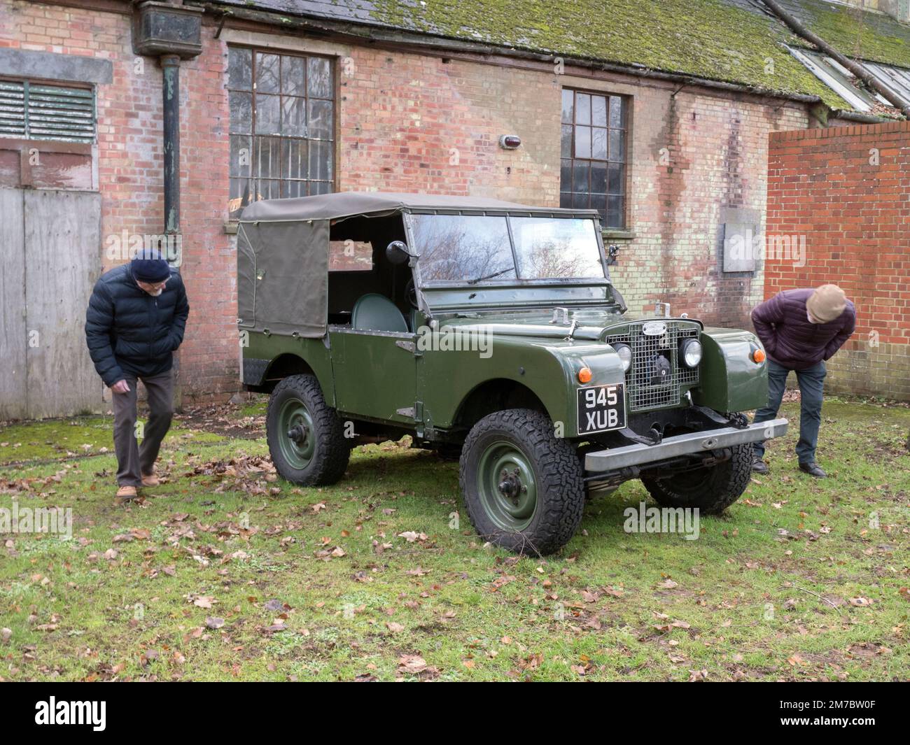 Land Rover Defender aus den 60er Jahren beim Bicester Winter Scramble im Bicester Heritage Centre Oxfordshire UK Stockfoto