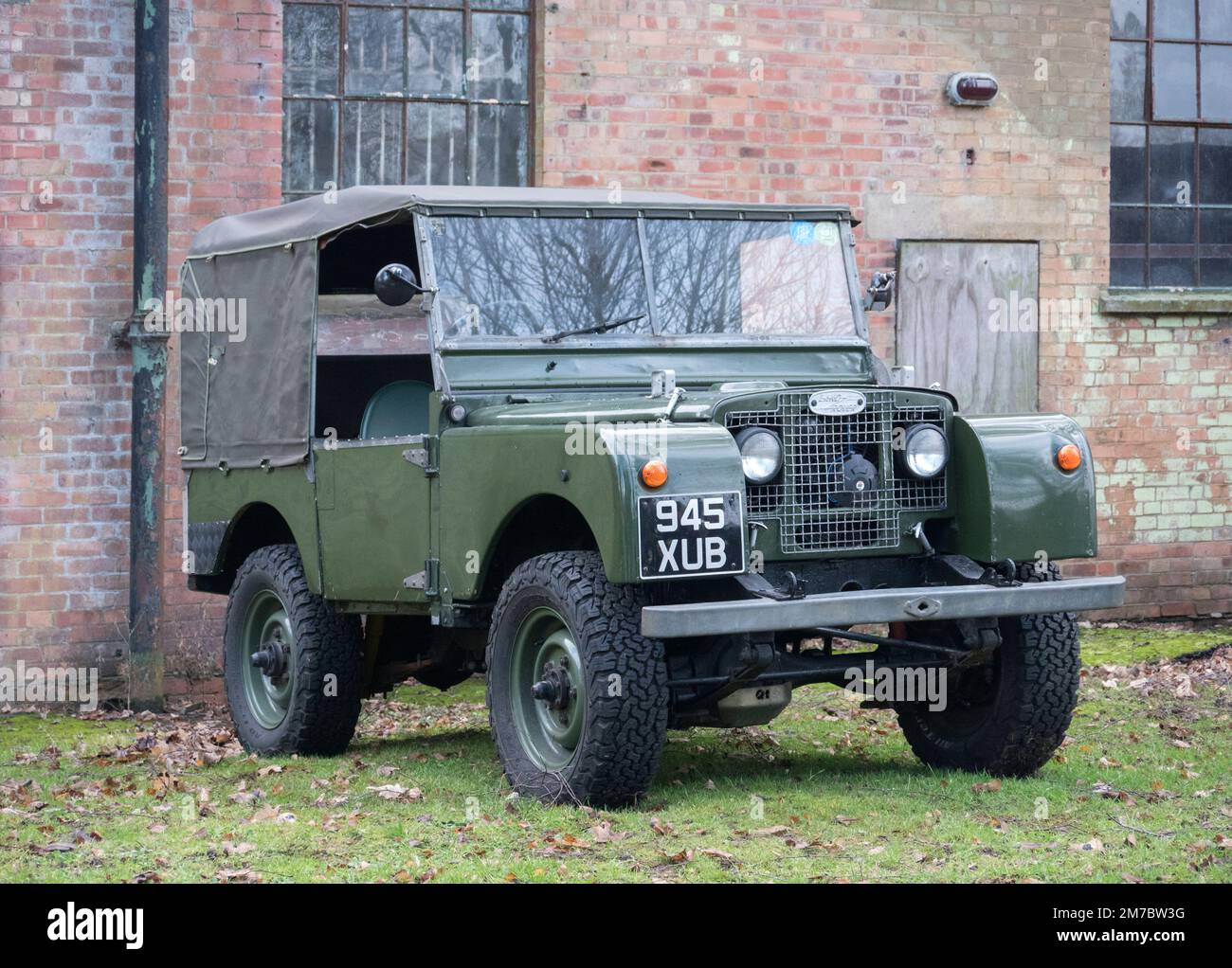 Land Rover Defender aus den 60er Jahren beim Bicester Winter Scramble im Bicester Heritage Centre Oxfordshire UK Stockfoto