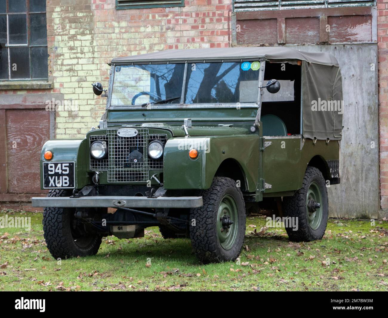 Land Rover Defender aus den 60er Jahren beim Bicester Winter Scramble im Bicester Heritage Centre Oxfordshire UK Stockfoto