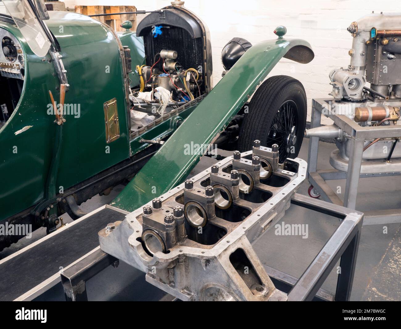 Die alte Bentley-Garage am Bicester Winter Scramble im Bicester Heritage Centre Oxfordshire UK Stockfoto