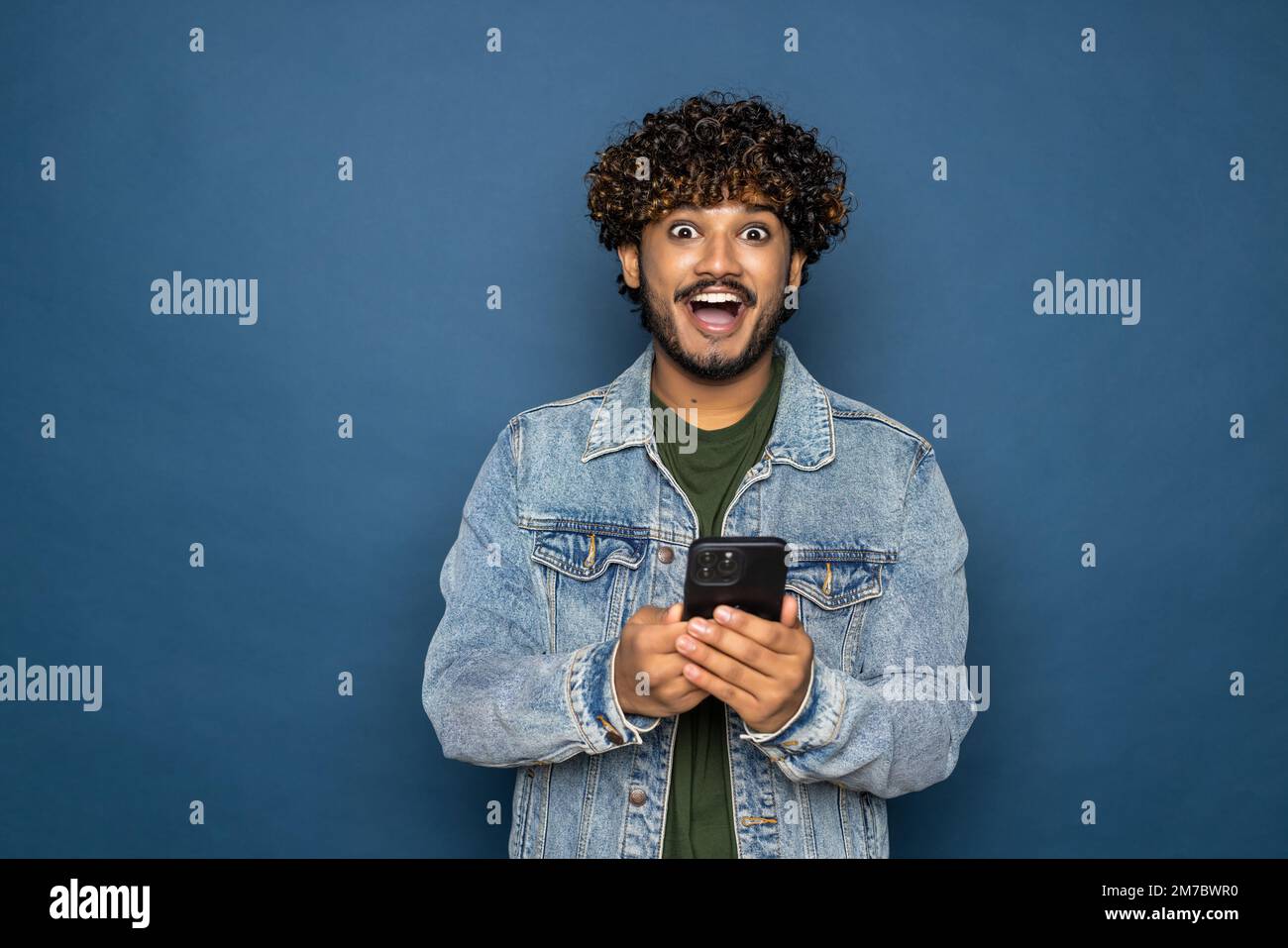 Junge schöne Indische Mann mit Handy Stockfoto