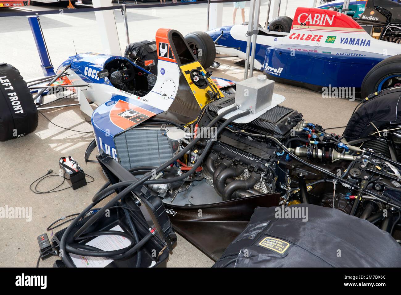 Blick auf die Lok, auf Pierluigi Martinis 1994, Minardi M194 Formel 1 Auto, ausgestellt Art der 2022 Silverstone Classic Stockfoto