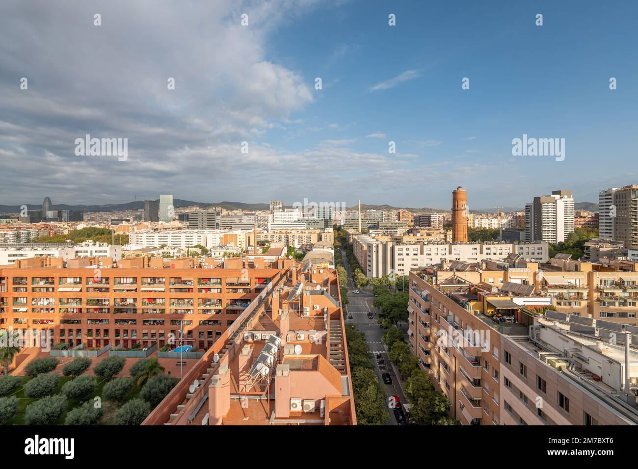 Ein Blick auf die Gegend von Poblenou, das alte Industriegebiet, das in ein neues modernes Viertel umgewandelt wurde, im Küstengebiet von Barcelona, Spanien Stockfoto