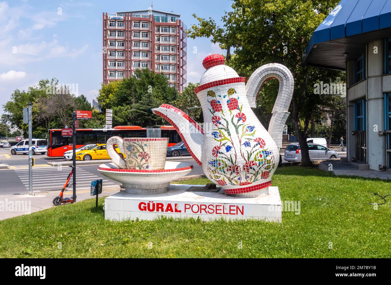 Einheimisches Porzellan aus Gural, verzierte Teekanne und Becherskulptur. Traditionelle türkische Handwerksproduktion. Ankara, Türkei Stockfoto
