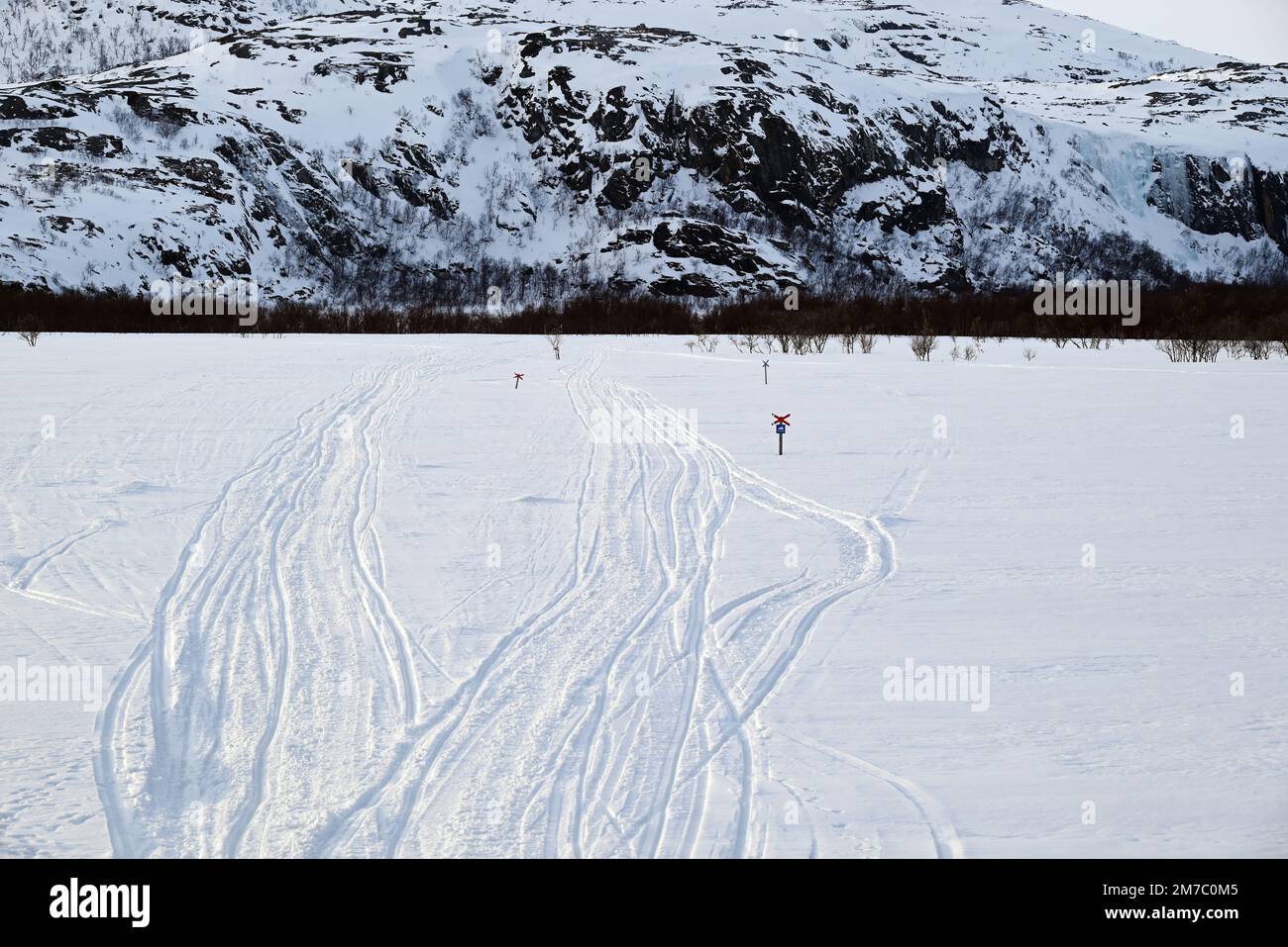 Gefrorener See und Schneeräumspuren in der Nähe des Dorfes Varangerbotn im fernen Norden Norwegens. Stockfoto