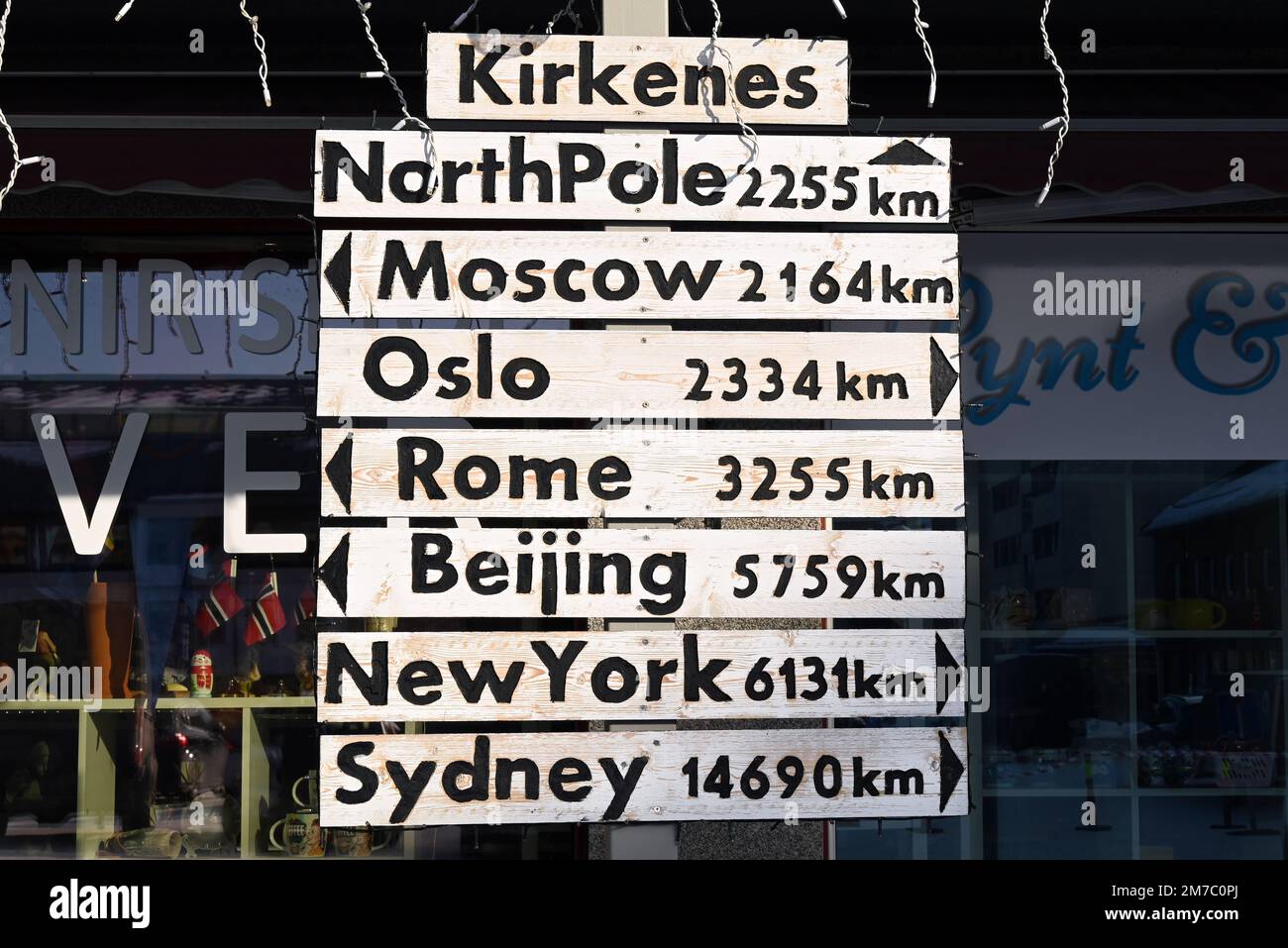 Ein Fantasy-Straßenschild zeigt die Weltmegapoles in der Stadt Kirkenes, weit nördlich von Norwegen. Stockfoto