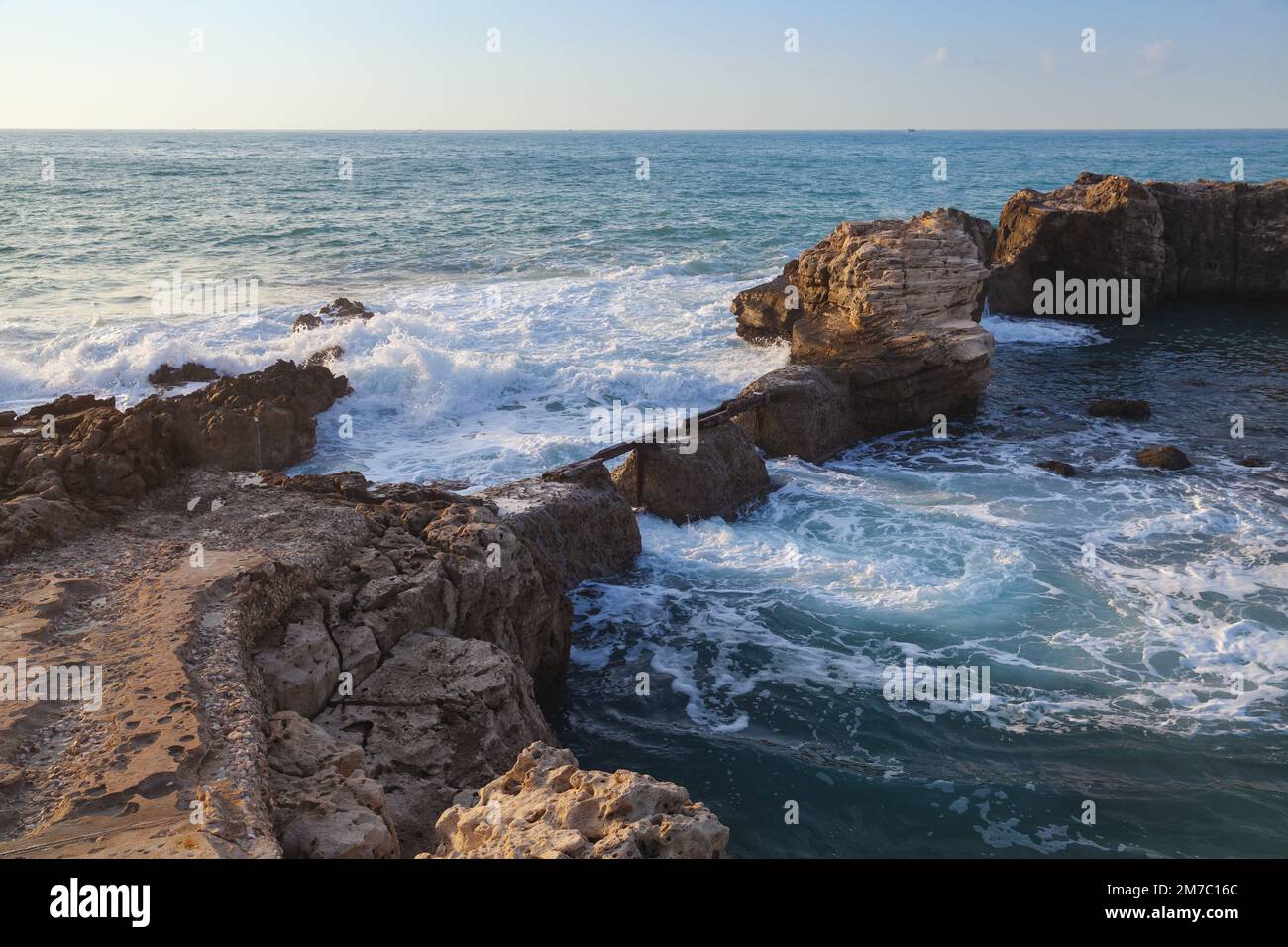Landschaft mit felsiger Küste des Mittelmeers. Montazah Beach, Alexandria, Ägypten Stockfoto