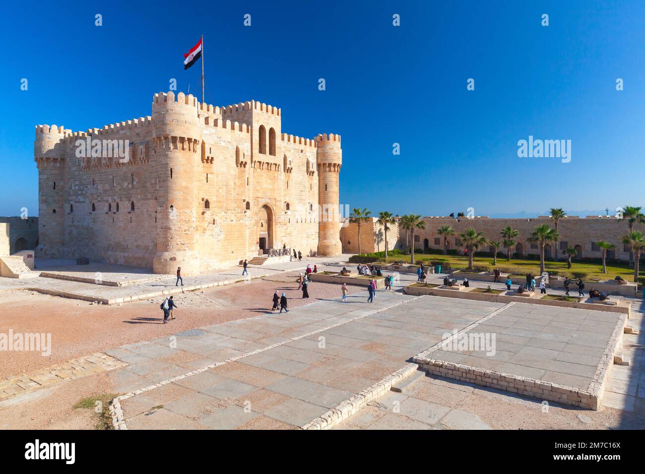 Die Zitadelle von Qaitbay oder das Fort von Qaitbay an einem sonnigen Tag. Es ist eine Verteidigungsfestung aus dem 15. Jahrhundert an der Mittelmeerküste Alexandr Stockfoto