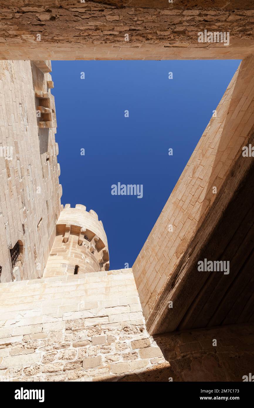 Steinmauern und Turm der Zitadelle von Qaitbay. Alexandria, Ägypten. Es ist eine Verteidigungsfestung aus dem 15. Jahrhundert an der Mittelmeerküste Stockfoto