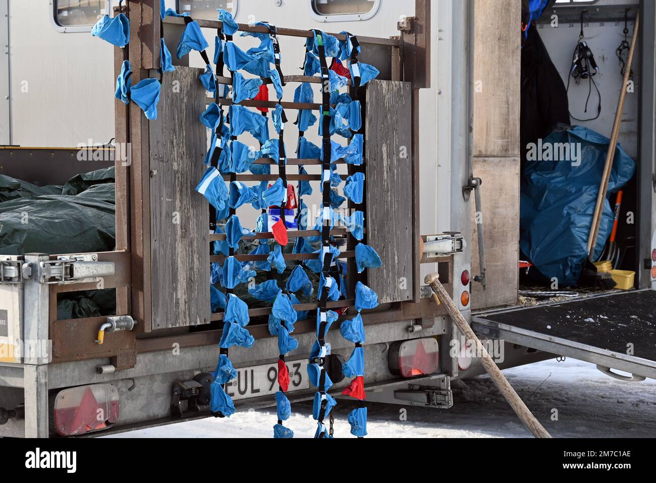 Während Finmarkslopet Schlittenhunde ruhen, trocknen ihre Hausschuhe unter der Sonne. Stockfoto
