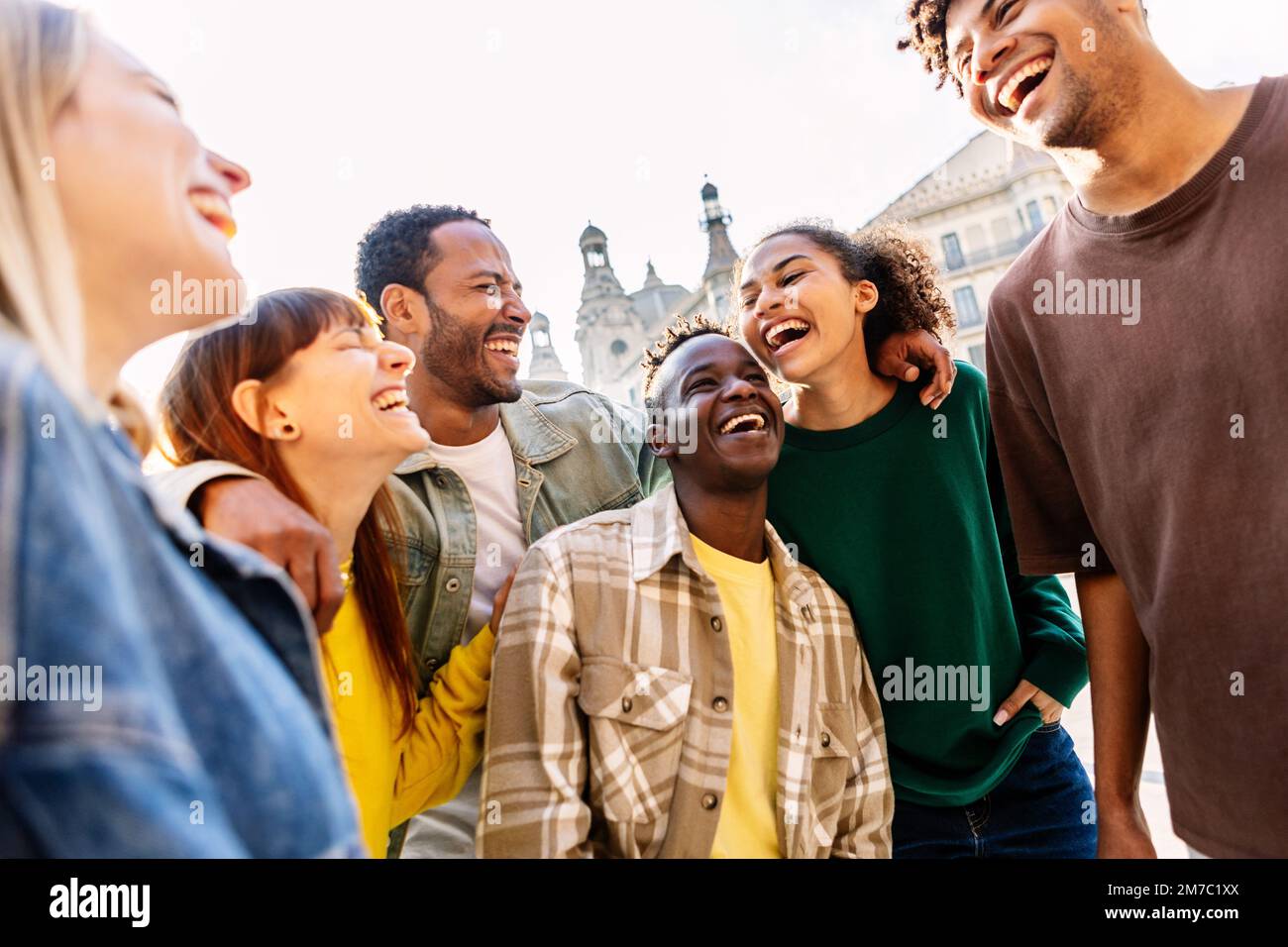 Fröhliche Gruppe von multirassischen jungen Freunden, die Spaß zusammen in der City Street haben Stockfoto