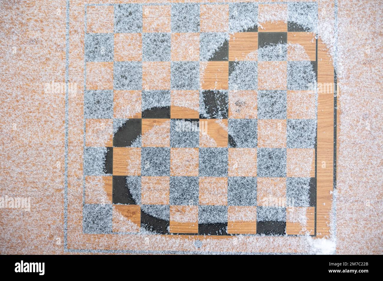 Ein Schachbrett mit Schnee und einem bemalten Herzen. Schach ist Liebe. Winterzeit. Mein Lieblingsspiel ist Schach Stockfoto