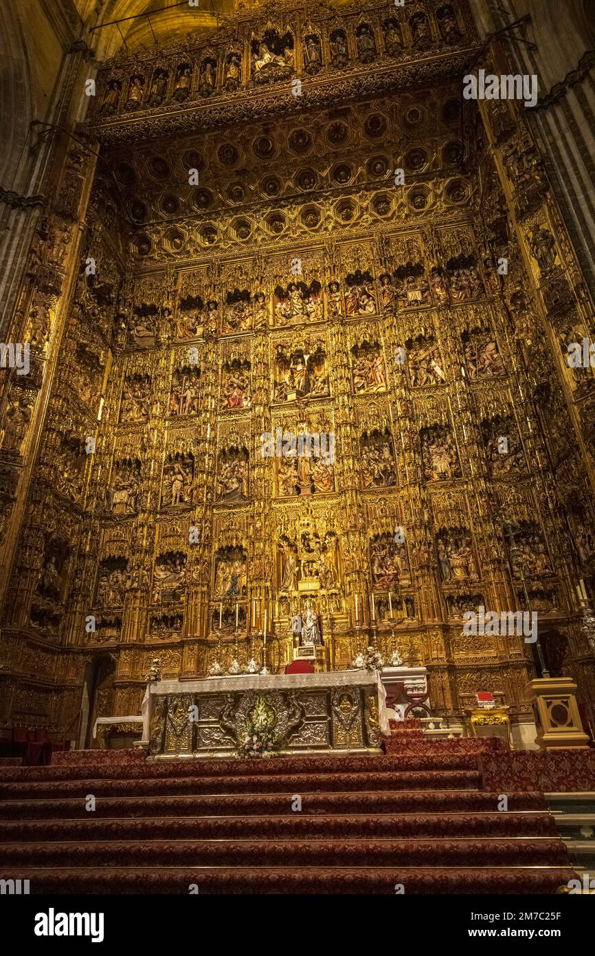 Das geschnitzte Altarbild des Lebens Christi, entworfen und begonnen vom spanisch-flämischen Künstler Pedro Dancart, auch bekannt als Pierre Dancart (Mitte 15. Cen) Stockfoto
