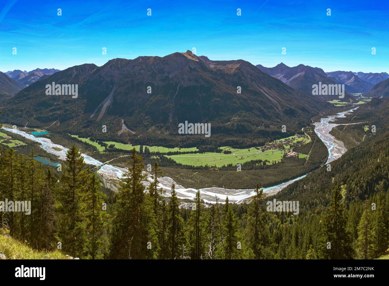 Berg und Fluss Landschaft auf das Lechtal mit dem natürlichen fertigen Fluss Lech und Blick auf die Lechtaler Alpen, Österreich, Tirol, Lechtaler Alpen Stockfoto