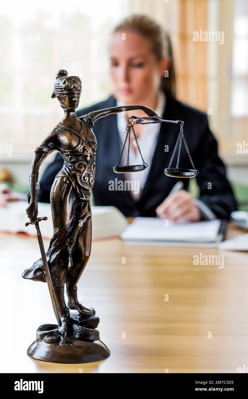 Lady Justice auf dem Schreibtisch von A mit Euro-Scheinen, korrumpierend, Coutout, Europa Stockfoto