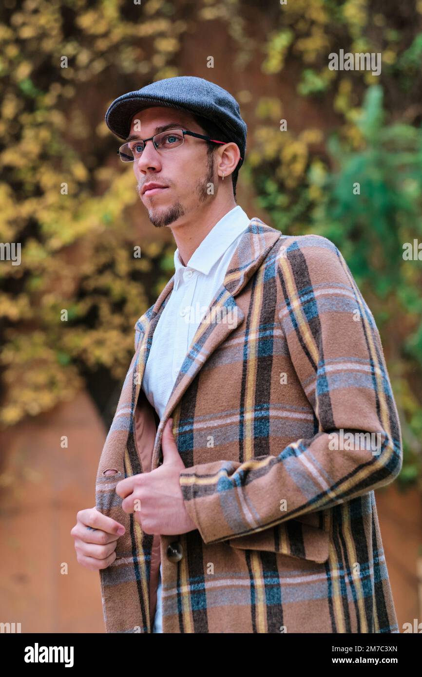 Stilvoller Mann mit Brille, der draußen steht. Stockfoto
