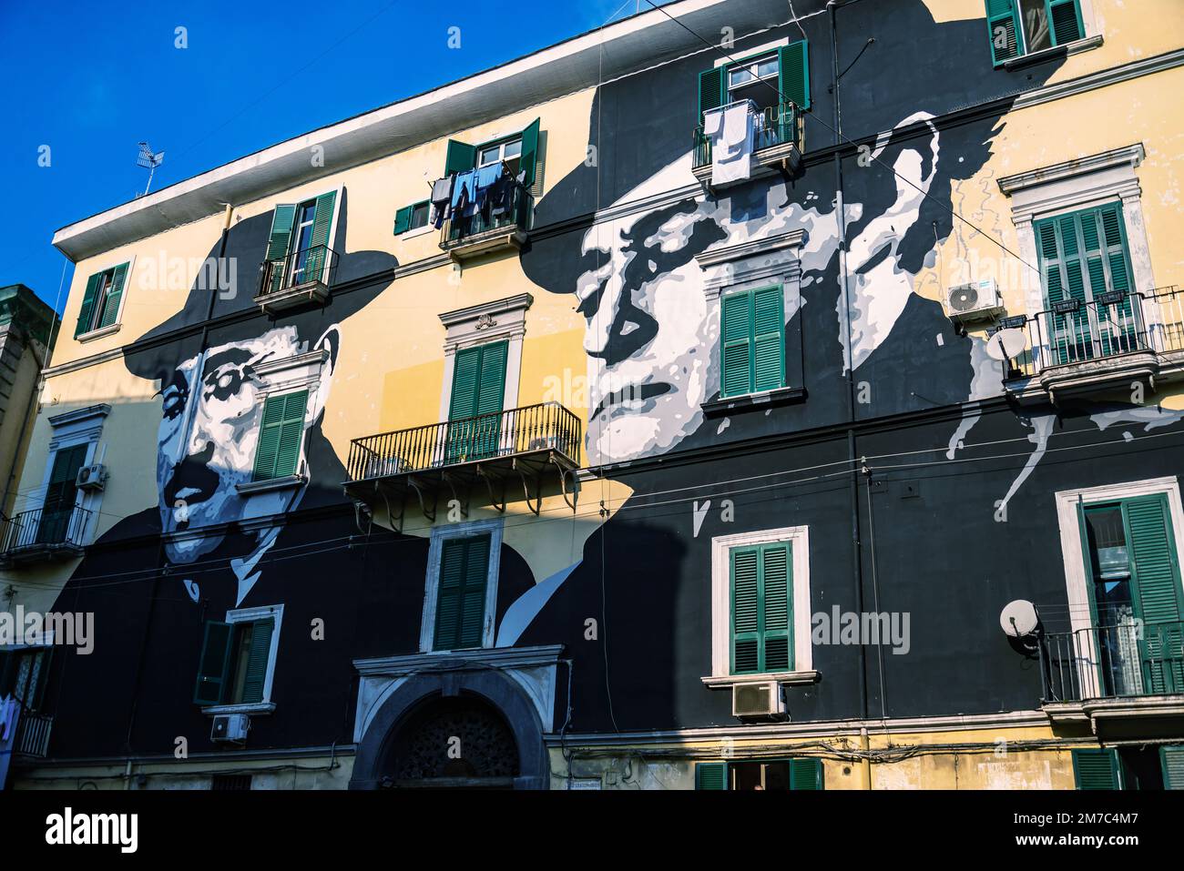 Neapel, Italien - 1. Januar 2023: Das Wandgemälde, das zwei berühmte Schauspieler, Toto und De Filippo, im Stadtteil Sanita in Neapel, Italien, repräsentiert Stockfoto