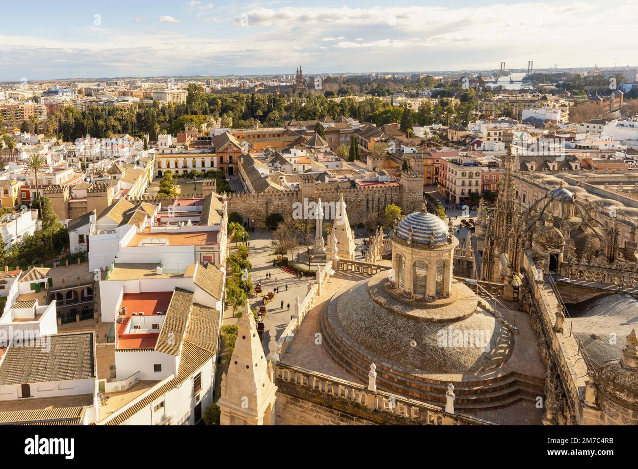 Blick über das historische Zentrum von Sevilla, Spanien vom Giralda-Turm. Die Kathedrale, Alcázar und das Archivo de Indias in Sevilla bilden ein UNESCO-Welthotel Stockfoto